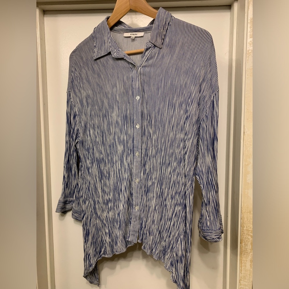 💙 Ro & De Blue and White Striped Long Sides Blouse – Size M 💙